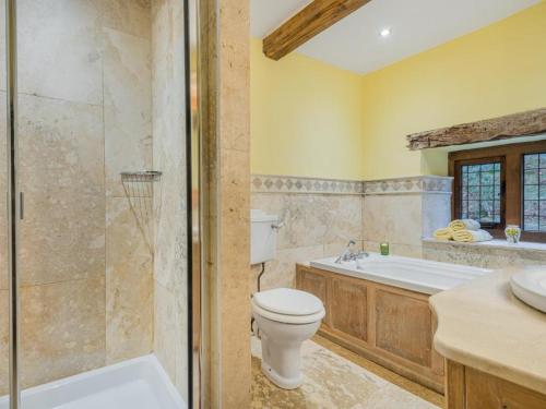 une salle de bain avec toilettes, baignoire et lavabo dans l'établissement 5 Bed in Eskdale SZ259, à Eskdale