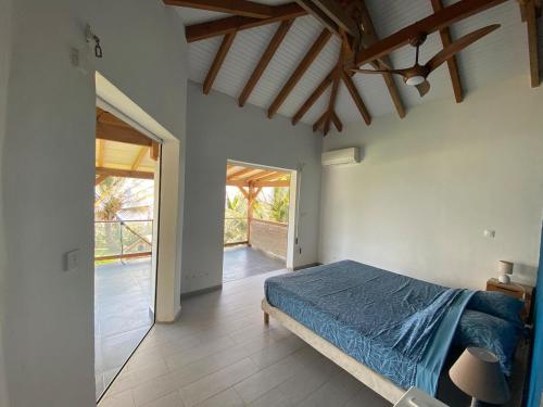 Ένα ή περισσότερα κρεβάτια σε δωμάτιο στο Beachfront villa with large garden and pool