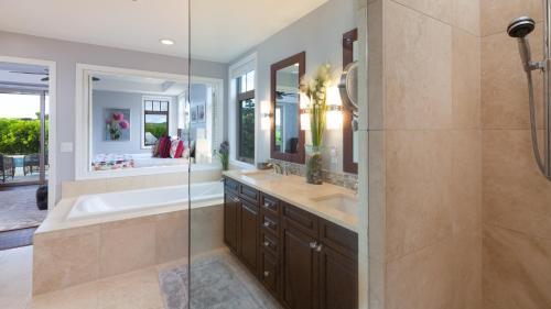 Bilik mandi di SEA GLASS Stunning 3BR KaMilo Home with Heated Pool and Best View