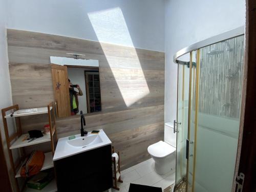 Ένα μπάνιο στο Beachfront villa with large garden and pool