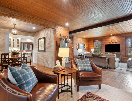 TV a/nebo společenská místnost v ubytování Leiper's Retreat - Secluded 3 BDR Craftsman Home