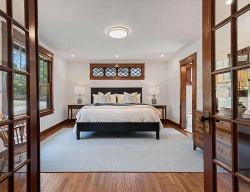 Postel nebo postele na pokoji v ubytování Leiper's Retreat - Secluded 3 BDR Craftsman Home