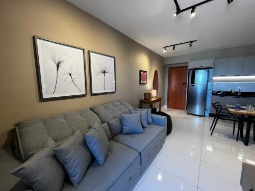 a living room with a couch and a dining room at Bee Guest - Apartamentos de Temporada Luxxor Flat in Cuiabá