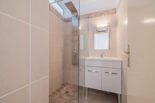 een badkamer met een wastafel en een douche bij Appartement Les Marines de Sausset in Sausset-les-Pins