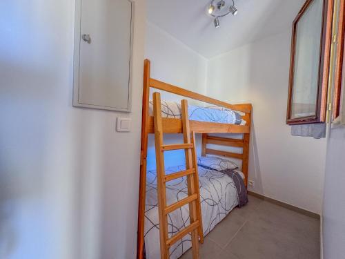 een kamer met 2 stapelbedden en een ladder bij Appartement Les Marines de Sausset in Sausset-les-Pins