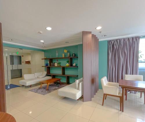 Posezení v ubytování Cebu City Center Suite- Scenic view with Balcony