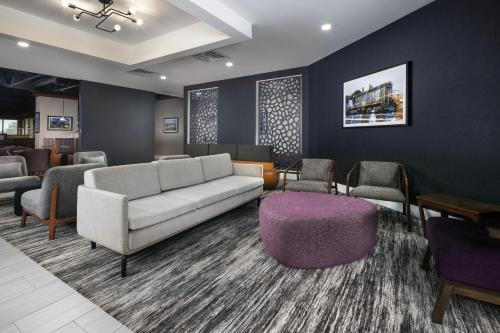 Ein Sitzbereich in der Unterkunft Four Points by Sheraton Kansas City Airport