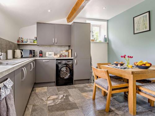Η κουζίνα ή μικρή κουζίνα στο 2 Bed in Wrexham 76399