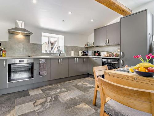 Η κουζίνα ή μικρή κουζίνα στο 2 Bed in Wrexham 76399