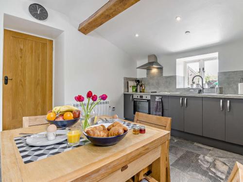 Η κουζίνα ή μικρή κουζίνα στο 2 Bed in Wrexham 76399