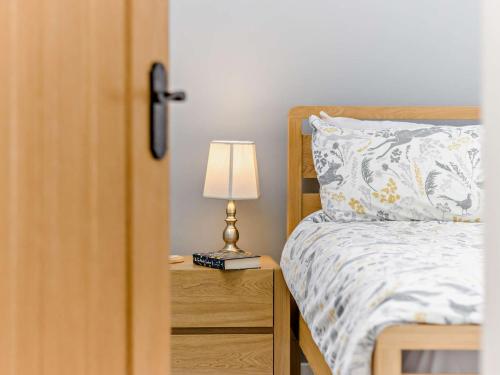 Ένα ή περισσότερα κρεβάτια σε δωμάτιο στο 2 Bed in Wrexham 76399