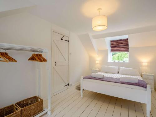 Postel nebo postele na pokoji v ubytování 2 Bed in Nefyn 44492