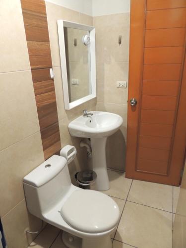 a bathroom with a toilet and a sink at Elegante y comodo departamento en 1er piso, 3 camas 1 sofa cama in Chiclayo