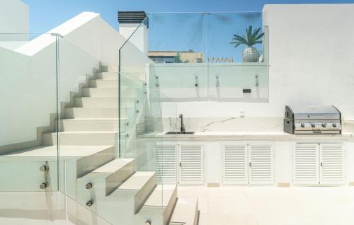 Stylish Urban Escape 2-Bedroom Apartment with Rooftop Pool
