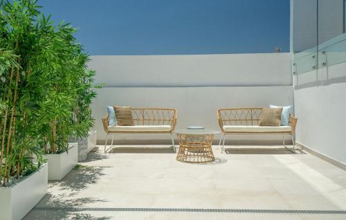 Stylish Urban Escape 2-Bedroom Apartment with Rooftop Pool