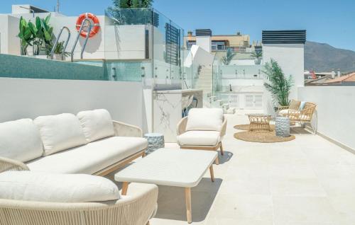 Stylish Urban Escape 2-Bedroom Apartment with Rooftop Pool