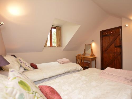 Katil atau katil-katil dalam bilik di 2 Bed in Presteigne 75066