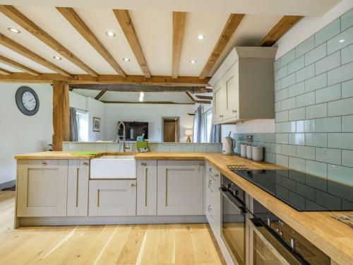 Dapur atau dapur kecil di 3 Bed in Wroxham 86387