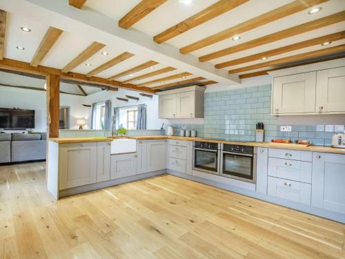 Dapur atau dapur kecil di 3 Bed in Wroxham 86387