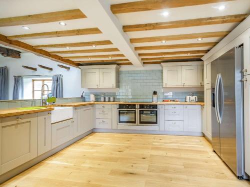 Dapur atau dapur kecil di 3 Bed in Wroxham 86387