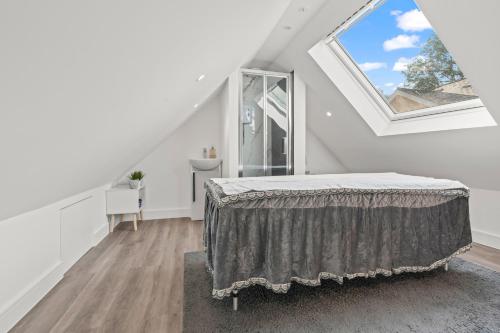 Ένα ή περισσότερα κρεβάτια σε δωμάτιο στο Cardiff Gem with Spa and Free Parking