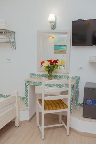 Hôtel Résidence Monia COMPLETELY RENOVATEDにあるテレビまたはエンターテインメントセンター