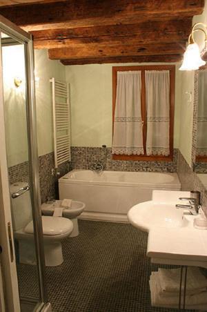 ein Badezimmer mit Toilette, Badewanne und Waschbecken in der Unterkunft Cà Satriano in Venedig