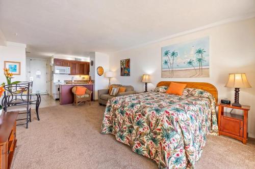拉海纳Maui Kai Condos - No Resort Fees的一间带床的卧室和一间客厅