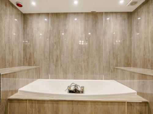 Ένα μπάνιο στο 6 Bed in St Andrews 89572
