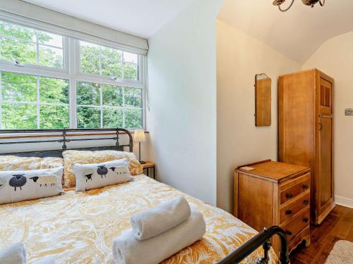 Postel nebo postele na pokoji v ubytování 2 Bed in Wooler 50973
