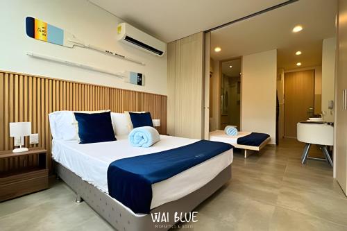 una camera da letto con un letto grande e un bagno di Wai Blue/Salguero Suites/Autentico/Cerca MAR/SSC21 a Gaira