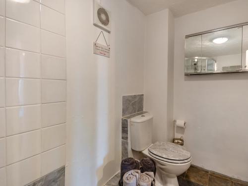 Ένα μπάνιο στο 2 bed in Denbigh 90461