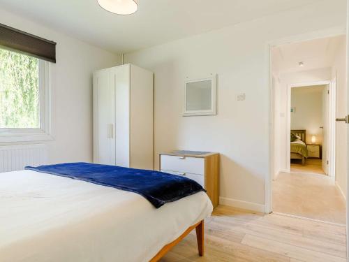 Ένα ή περισσότερα κρεβάτια σε δωμάτιο στο 2 Bed in Whitsand Bay 88311