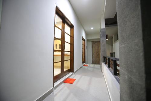 un pasillo de una casa con alfombra naranja en Rai House Sanur, en Sanur
