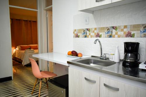 a kitchen with a sink and a counter top at 10 Céntrico y Confortable apto Casa Doña Yola in Cartagena de Indias