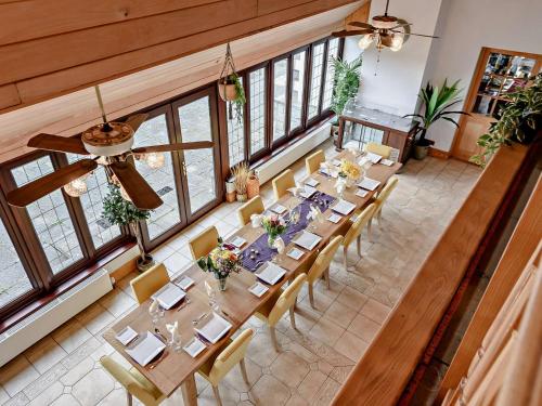 Restoran atau tempat lain untuk makan di 6 Bed in Clovelly 1.5mls S 91361
