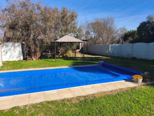 Una gran piscina azul en un patio. en Ale Siciliano, en General San MartÃ­n