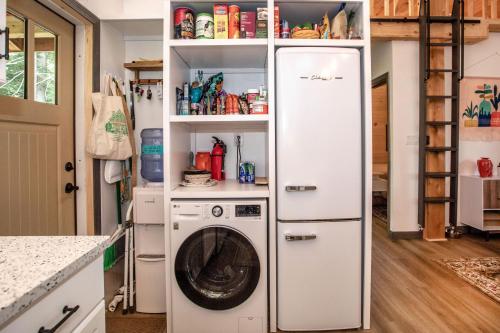 Dapur atau dapur kecil di Early Bird by Leavetown Vacations