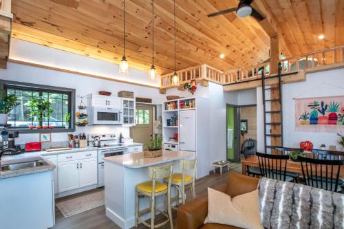 Dapur atau dapur kecil di Early Bird by Leavetown Vacations