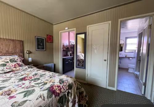 Ένα ή περισσότερα κρεβάτια σε δωμάτιο στο Marina Motel