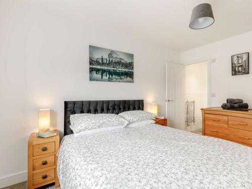 a bedroom with a bed and a dresser with two lamps at 2 Bed in Barnstaple 89950 in High Bickington