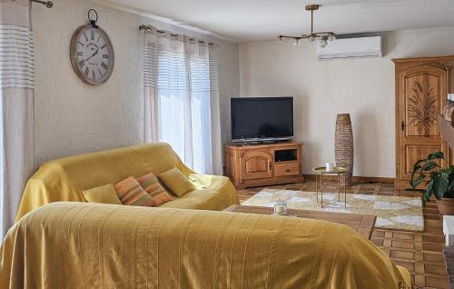 - un salon avec un canapé jaune et une télévision dans l'établissement Amazing Home In Peymeinade, à Peymeinade