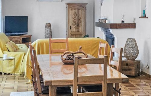 un salon avec une table et un canapé dans l'établissement Amazing Home In Peymeinade, à Peymeinade