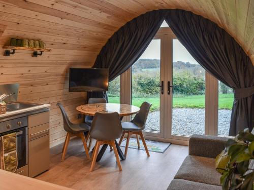 Una cocina y un comedor con mesa y sillas. en Hayfield Haven-Uk40691, en Crowhurst