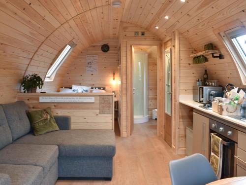 una sala de estar con sofá en una casa pequeña en Hayfield Haven-Uk40691, en Crowhurst