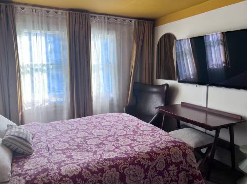 Ένα ή περισσότερα κρεβάτια σε δωμάτιο στο Marina Motel