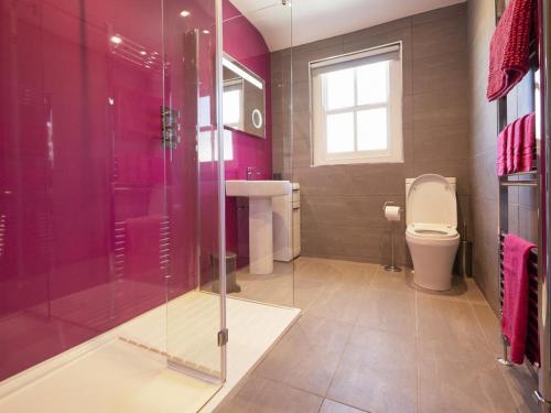Un baño con inodoro y ducha de cristal. en 2 Bed in Keswick SZ011, en Keswick