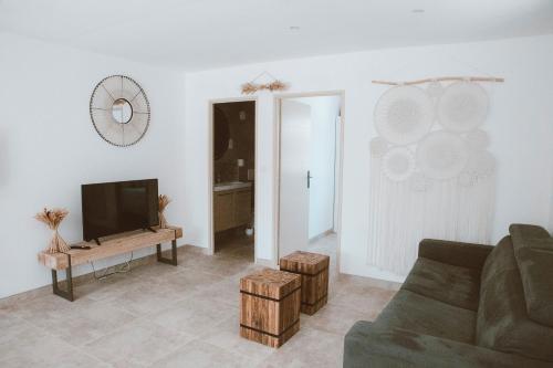 TV/trung tâm giải trí tại Marselan - Gîtes Du Mas Des Jeux