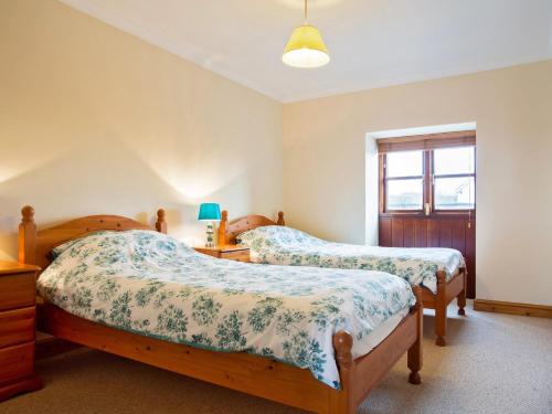 Postel nebo postele na pokoji v ubytování 3 Bed in Helford HTFOX