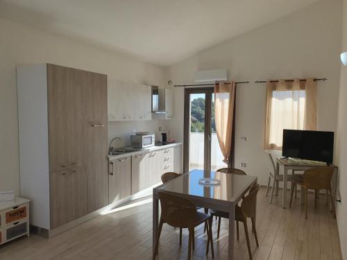 サンタンティーオコにあるMariposaのテーブルと椅子のあるキッチンとダイニングルーム